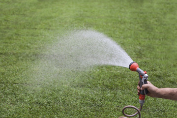 Rasen im Sommern wässern