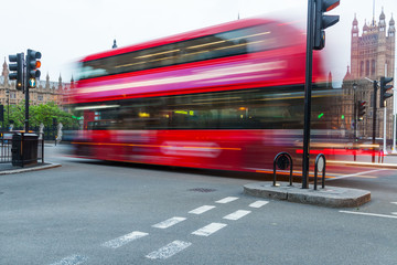 Doppeldecker-Bus in London in Bewegungsunschärfe