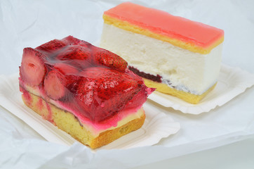 Erdbeerkuchen und Sahnetorte
