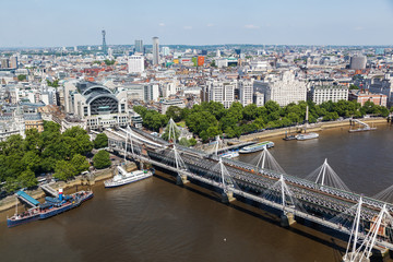 Hungerford Bridge in London aus der Luftperspektive