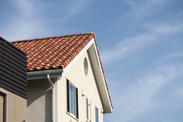 オレンジ色の屋根と空