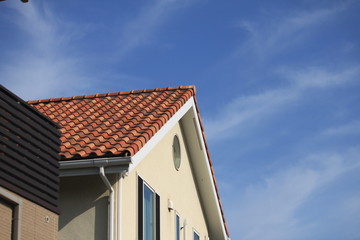 オレンジ色の屋根と空