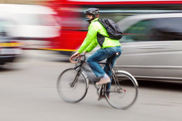 Fototapeta na wymiar Fahrradfahrer im dichten Stadtverkehr