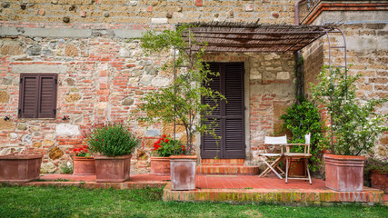 Fototapeta na wymiar Beautiful porch in front of an old house in Tuscany