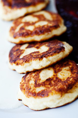 Obraz na płótnie Canvas Cheese pancakes with sour cream and jam