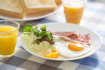 朝食のベーコンエッグ