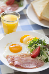朝食のベーコンエッグ