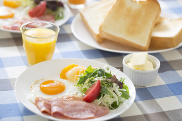 朝食のベーコンエッグ