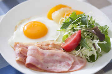 朝食のベーコンエッグ