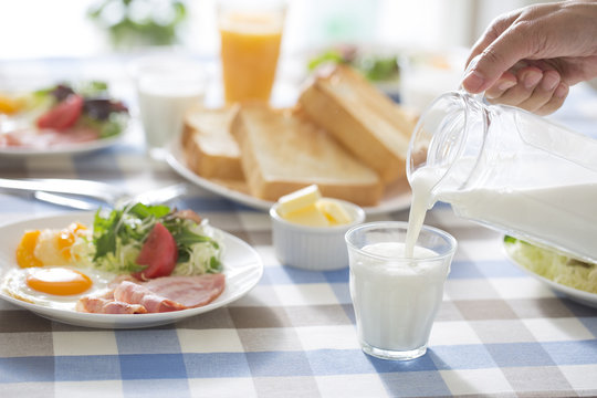 朝食のミルク