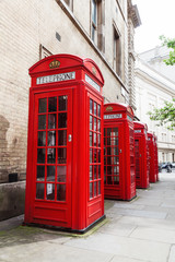 vier rote Telefonzellen in London