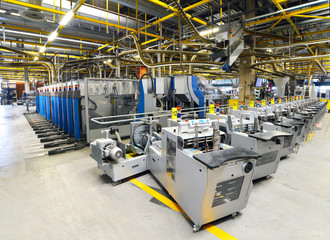 Industriemaschinen im Versandabteil einer Zeitungsdruckerei