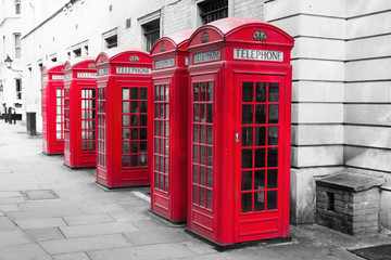 Londoner Telefonzellen in einer Reihe als Color-Key