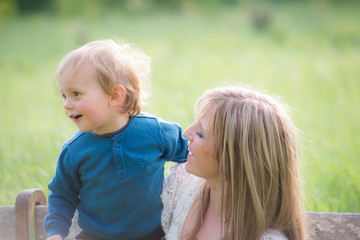 jeune maman et son enfant de 2 ans