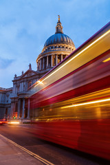 Fototapeta na wymiar Lichtspuren eines Busses an der St Pauls Cathedral