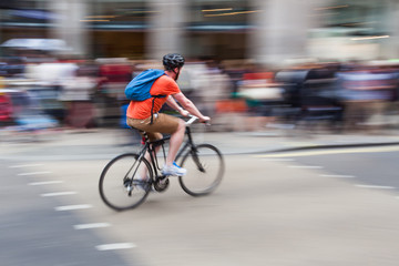 Fototapeta na wymiar Radfahrer in der Stadt in Bewegungsunschärfe
