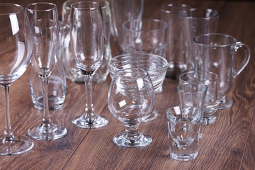 Посуда на деревянном столе