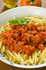 Trofie con salsa di pomodoro e salsiccia