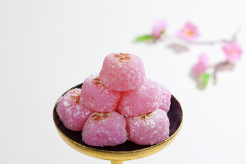 可愛いピンクの和菓子