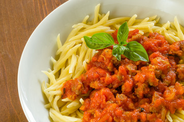 Trofie con salsa di pomodoro e salsiccia