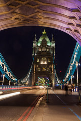 Fototapeta na wymiar nachts auf der Tower Bridge in London