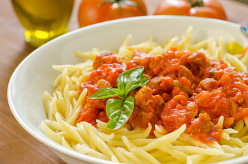 Trofie con salsa di pomodoro e salsiccia