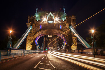 Verkehr auf der Tower Bridge bei Nacht