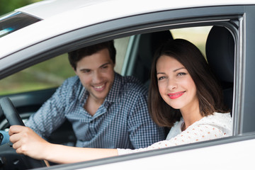 junges paar im auto