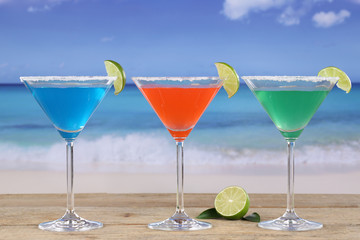 Martini Cocktails am Strand im Urlaub