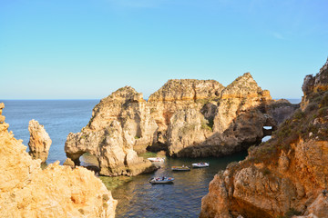 Ponta da Piedade Grotten und Fischerboote Lagos Algarve Portugal