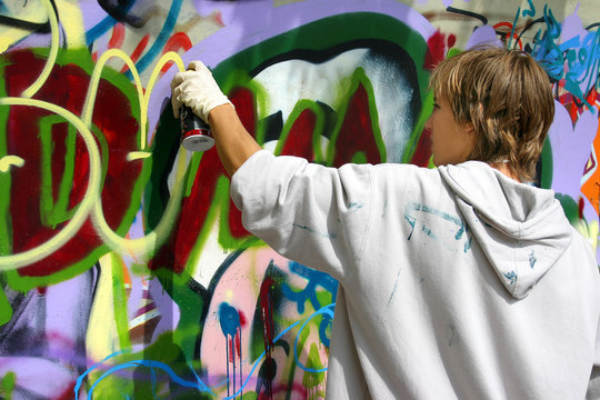 Jugendlicher beim Graffiti spr&uuml;hen