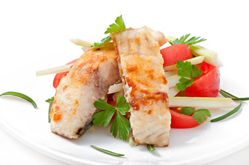 Fried filet fish and fresh vegetable salad