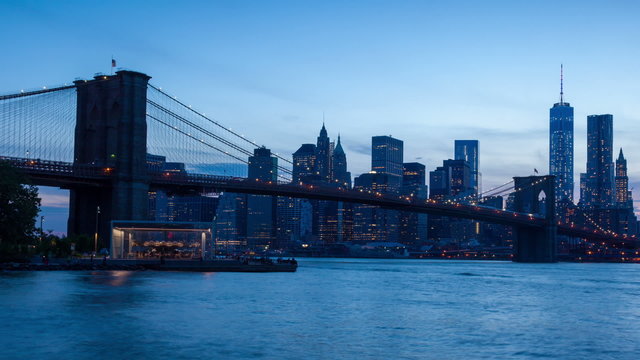 Sunset timelaspe of Manhattan skyline and Brooklyn bridge - New 