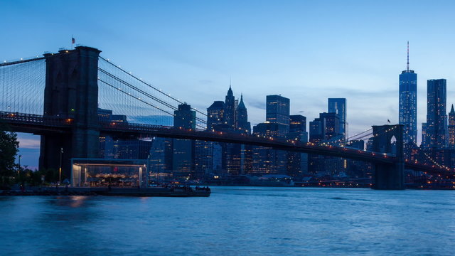 Sunset timelaspe of Manhattan skyline and Brooklyn bridge - New 