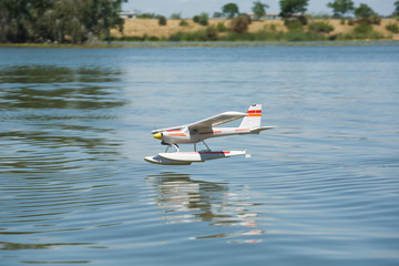 RC Hydroplane landing on water