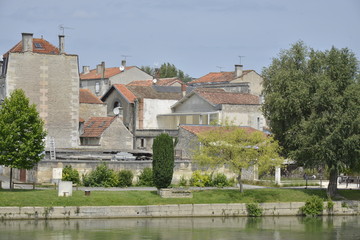 Maisons sur la rive d'en face du Vieux Cognac