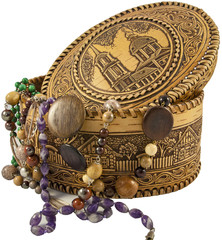 Шкатулка из бересты ручной работы с бижутерией на белом фоне