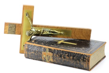 Kruzifix und Bibel isoliert auf weißem Hintergrund