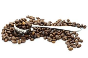 Kaffeelot mit ganzen Kaffeebohnen isoliert auf weißem Hintergrund