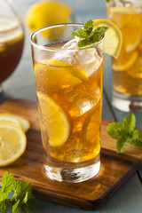 Homemade Iced Tea with Lemons