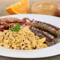 Essen mit Ei, Würstchen und Speck