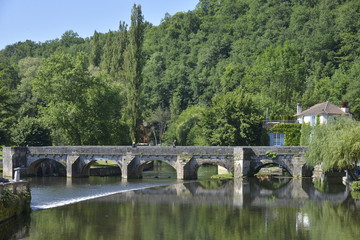 Fototapeta na wymiar Vieux pont à arches de Brantôme