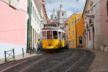 Tramway dans le quartier de l'Alfama, Lisbonne, Portugal - obrazy, fototapety, plakaty