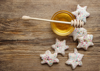 Obraz na płótnie Canvas Gingerbread christmas cookies and bowl of honey