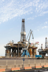Fototapeta na wymiar Gazu i ropy naftowej z platformy wiertniczej w porcie na Teneryfie. Hiszpania