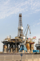 Fototapeta na wymiar Gazu i ropy naftowej z platformy wiertniczej w porcie na Teneryfie. Hiszpania