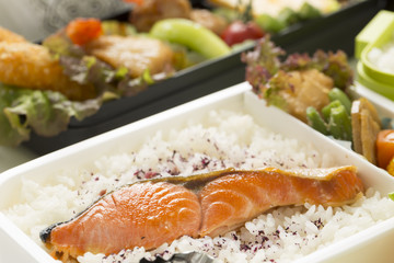 シャケ弁当