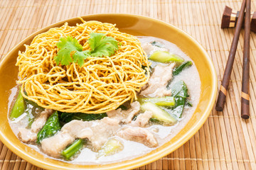 Crispy fried noodle with pork soaked in gravy