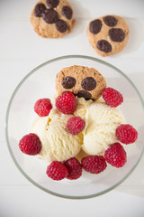 Vanilleeis mit Cookies und Himbeeren