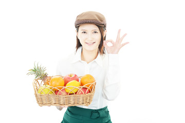 果物を持つウェイトレス